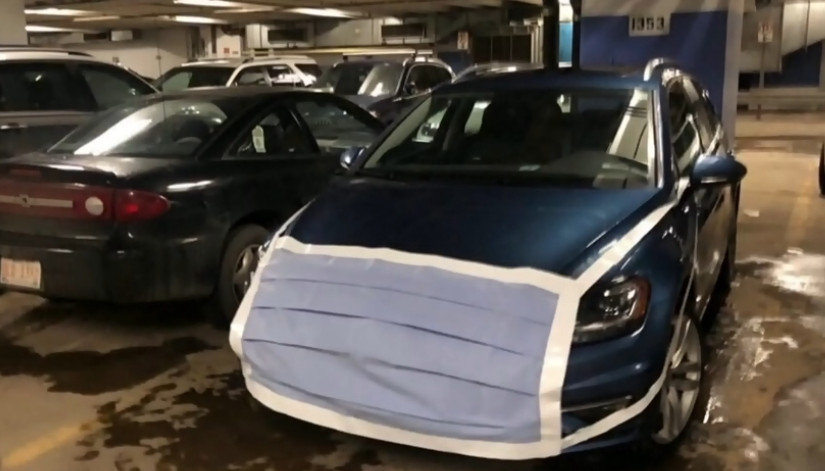 一名愛民頓醫生為汽車戴上特制口罩