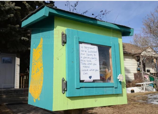 卡城居民將社區小圖書館改成食品儲藏室