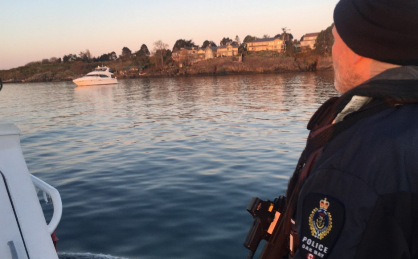 橡樹灣警方拘捕偷遊艇疑犯  疑犯聲稱感染新冠