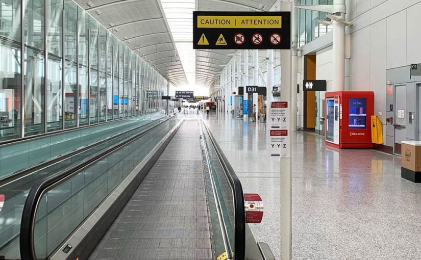 皮爾遜機場不准接機送機人士進入 大樓內外均須戴口罩