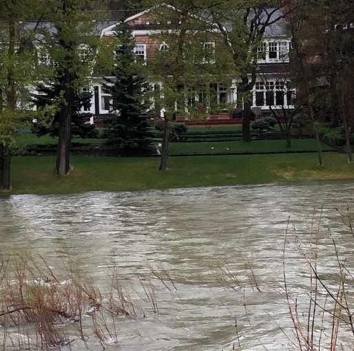 卡城發布肘河的高流量警告