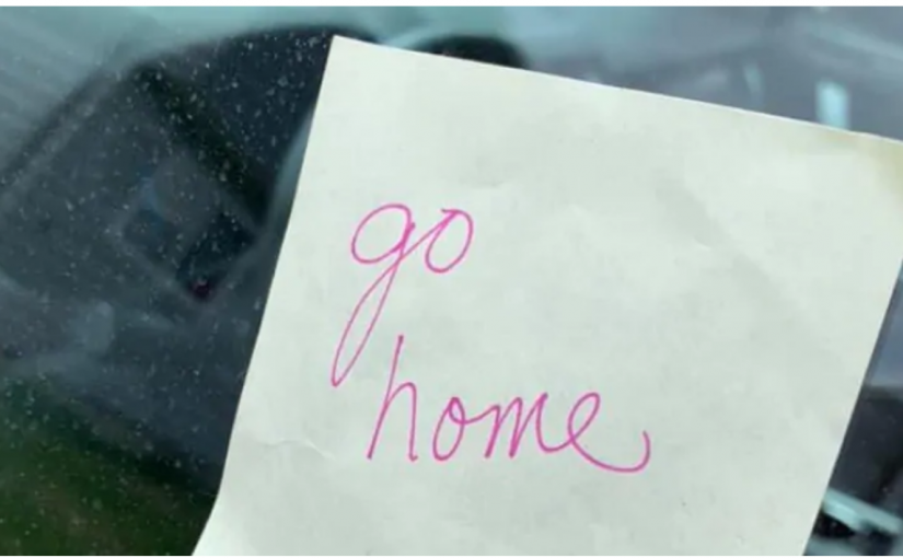 女子掛亞省車牌 遭人貼「回家」字條