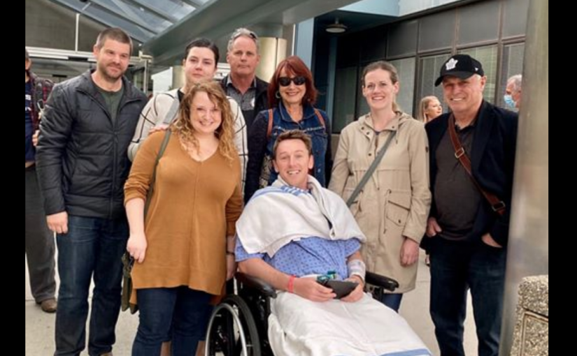 民眾到訪醫院為雪鳥墜機重傷上尉打氣