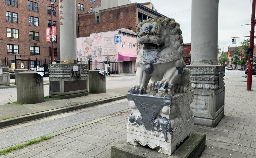 溫華埠千禧門石獅遭歧視性塗鴉 現已被膠帶覆蓋