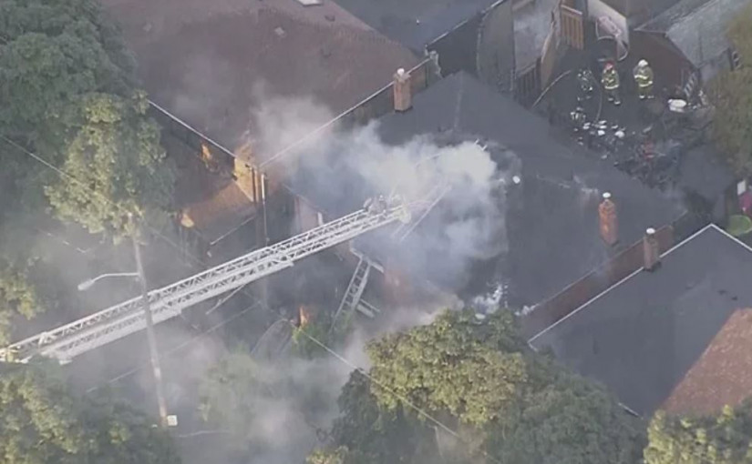 多倫多中城半獨立屋門前起火燒穿屋頂 無受傷報告