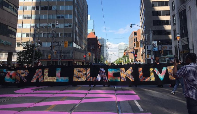 多倫多警隊總部前被塗上「退回警隊經費」字句