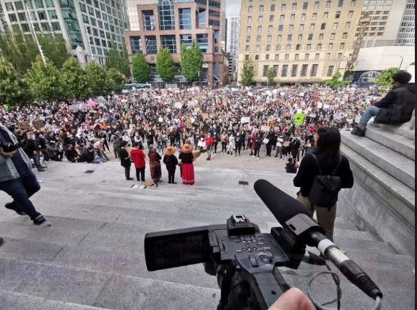 美國黑人被警員壓頸死亡事件 數千人溫哥華美術館外示威