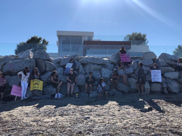 二十多名市民到三角洲警察局長杜邦德寓所外抗議