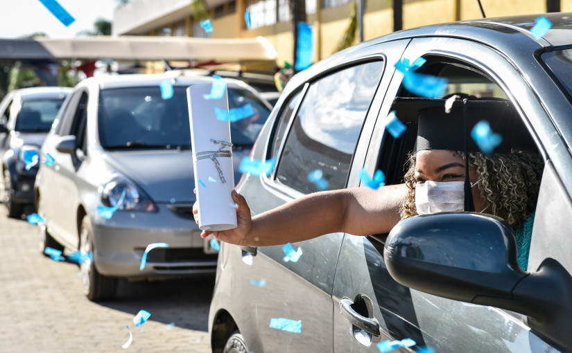 卡城高中以Drive-thru形式舉辦畢業典禮