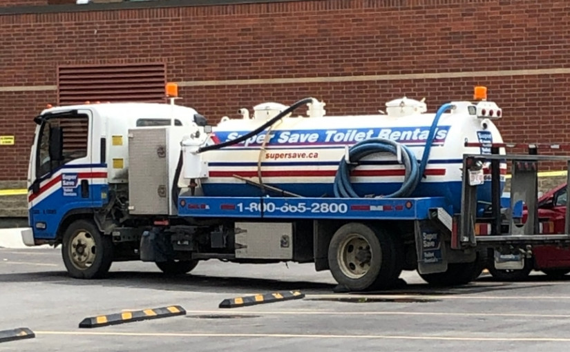 女子在偷車後撞傷一名男子