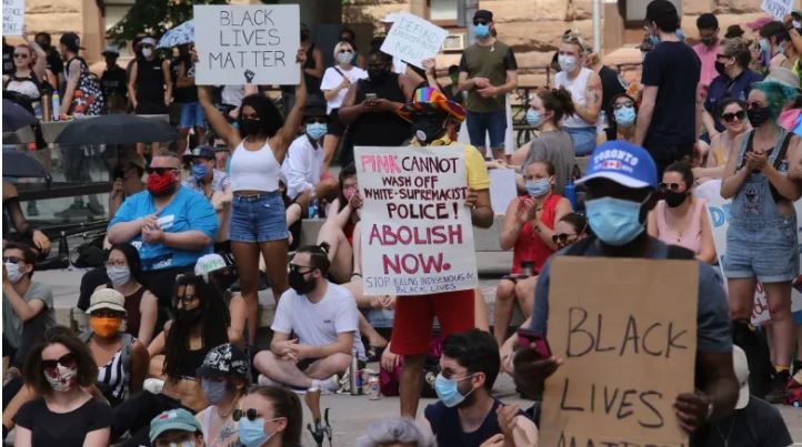 多倫多逾一千人示威 要求削減對多倫多警隊撥款