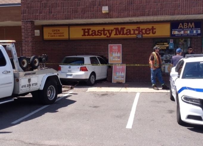 【有片】汽車撞穿磚牆 前半車衝入商店內