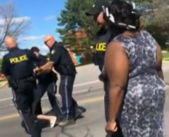 【有片】自閉症少女遭警員按地跪背拘捕