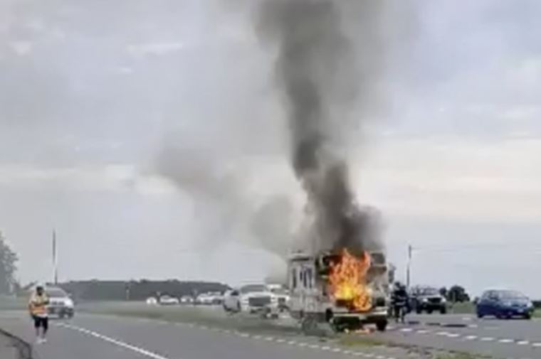 【有片】公路駕車途中突起火 司機幸逃一劫