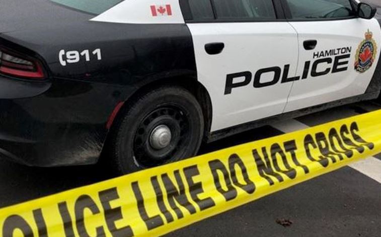 17歲少女屋內遭槍殺 警尋2可疑男子