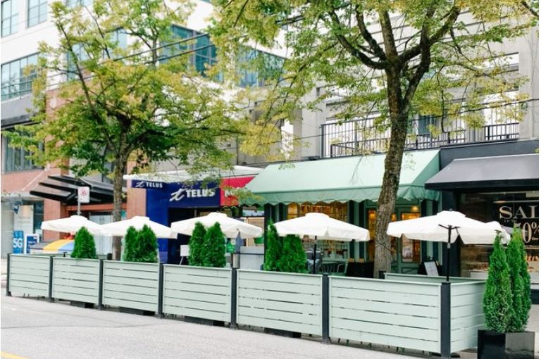 溫哥華市府已發出近300個戶外座位許可證 幫助企業