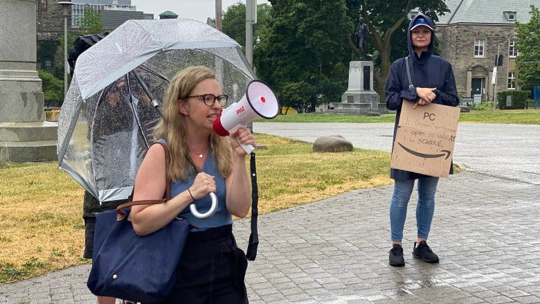 多倫多家長及學生冒雨集會 要求新學期全日制返校上課