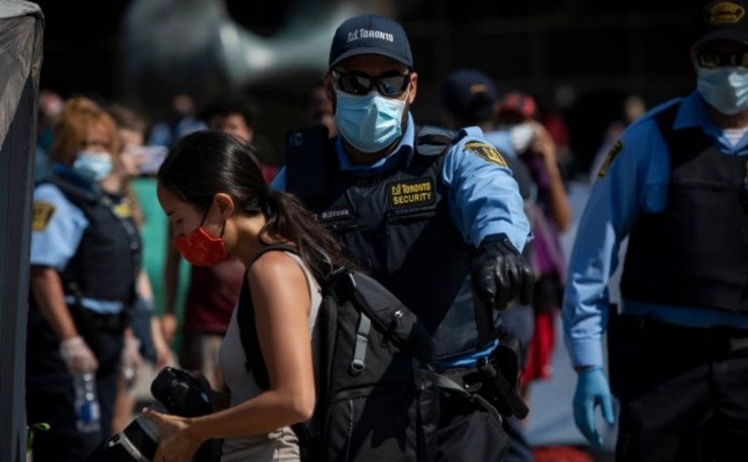 在多倫多市府大樓外安營扎寨的示威者 終於拆除帳篷離開