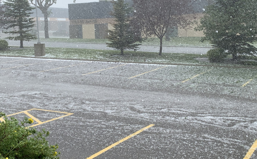 卡城天氣惡劣 有數十名司機停在架空橋底下