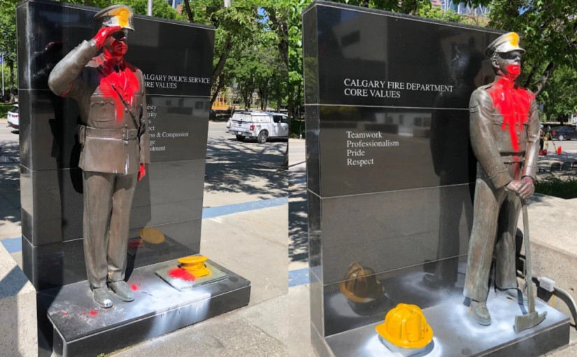 卡城市政廳外的雕像被塗鴉