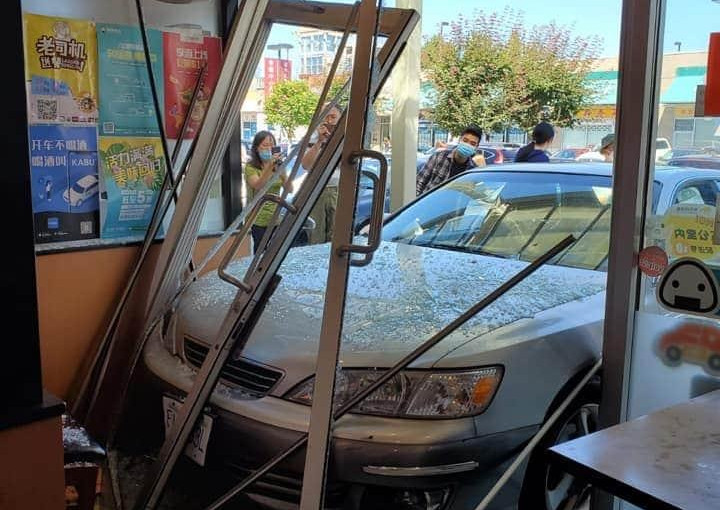 【有片】私家車撞入列市餐廳有人受傷