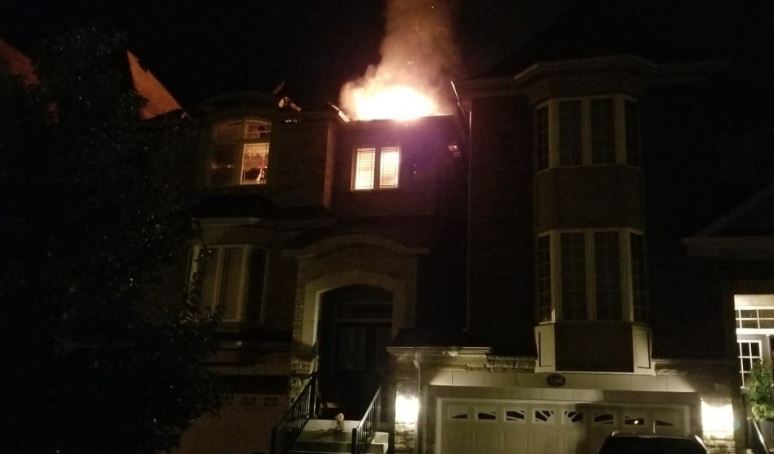 鎮屋屋頂起火 或與閃電有關