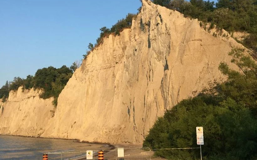 【有片】士嘉堡崖有大石塌落 警籲公眾勿接近