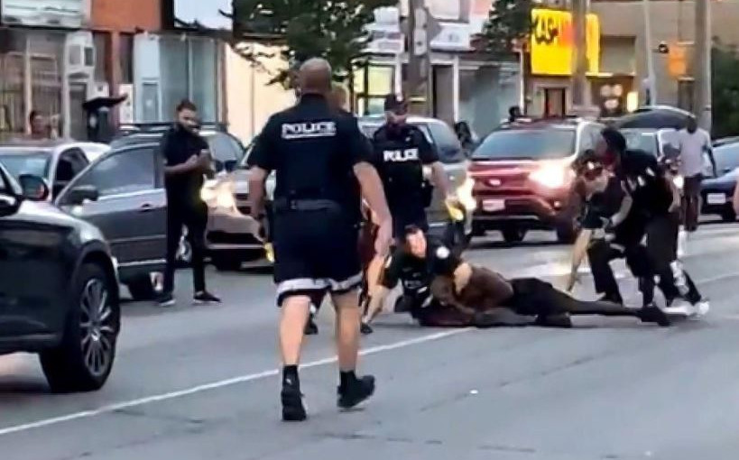 【有片】多市遊行活動發生爭執 7警員受傷2人被捕