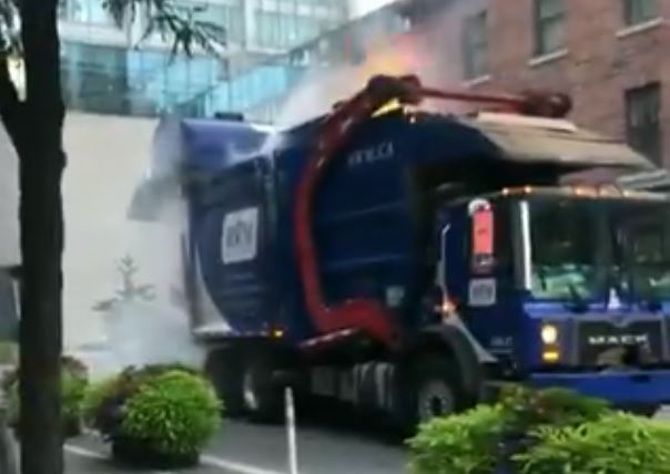 【有片】垃圾車垃圾突起火 滿地被燒垃圾臭氣熏天