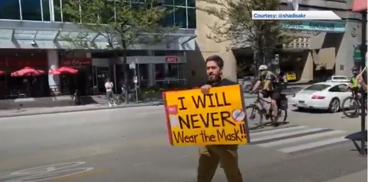 溫哥華有人舉行反戴口罩示威活動