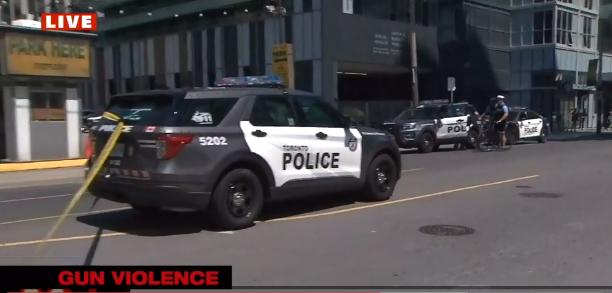 兩伙人光天化日在多倫多繁忙市中心交火