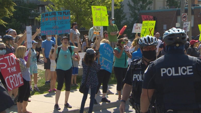 莊德利要求加強中城區庇護所附近的保安巡邏 並立即採取改進措施