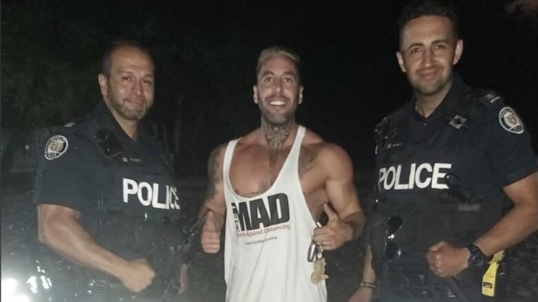 社交媒體上貼警員與反戴口罩運動組織者合照   警隊職業標準部門介入調查