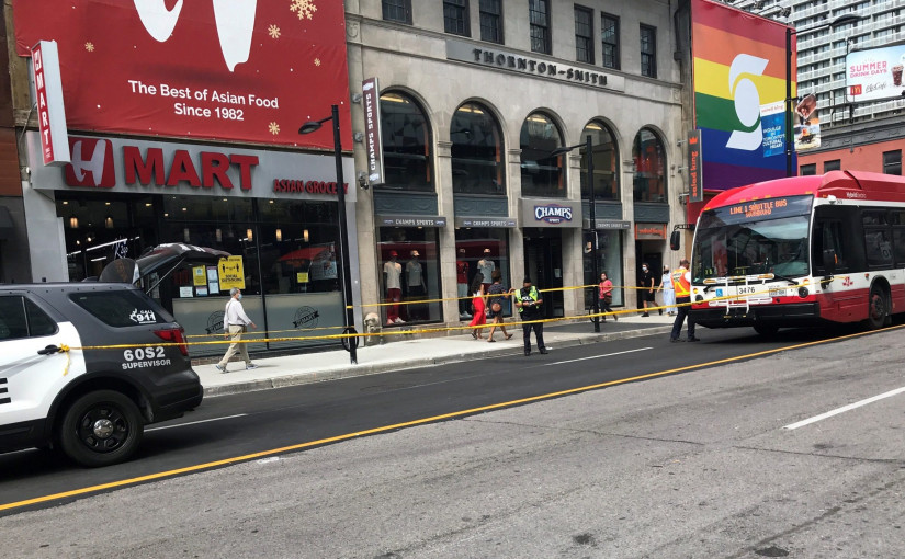 多倫多市中心發生行人被巴士撞倒意外