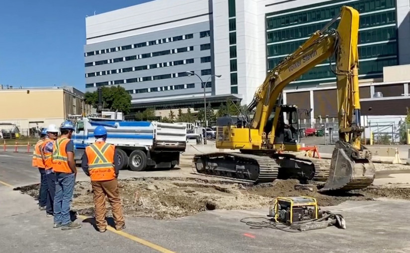 卡城山腳醫院發生水管破裂 附近地面還出現地陷坑洞
