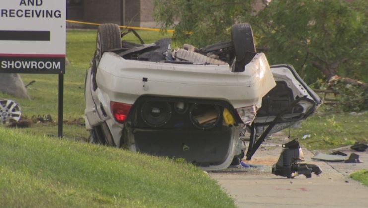 士嘉堡汽車撞樹4輪朝天3人被困 司機被控不清醒駕駛