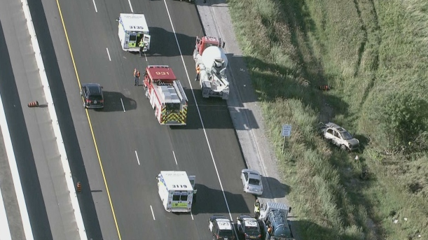 女子載三幼童萬錦高速公路翻車均受傷 一兒童彈出車外