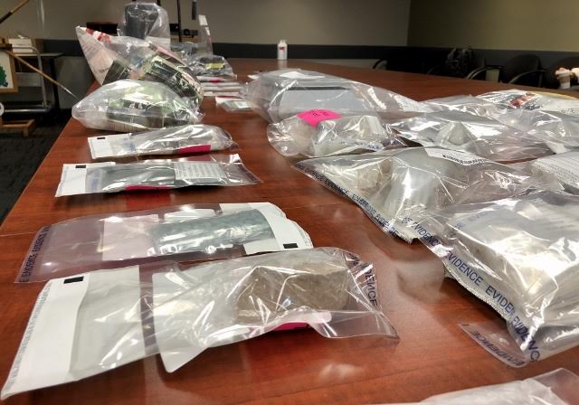 素里警方繳獲大量非法毒品和槍支