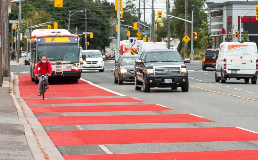 士嘉堡馬路出現紅色粗線 駕駛人士須小心留意