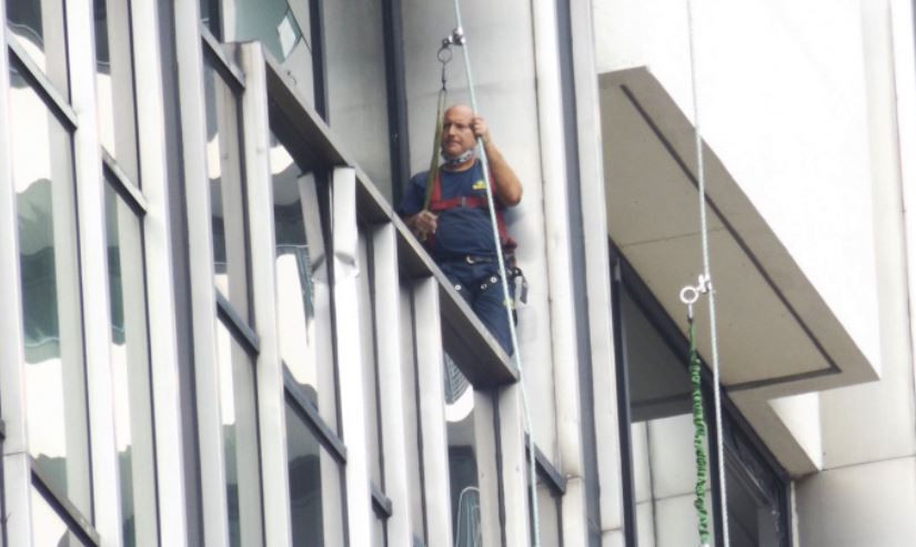 【有片】多市大廈清潔吊架跌落街 2工人安全獲救