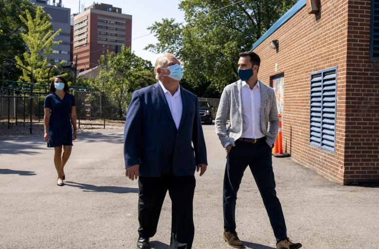 福特與萊切參觀學校重返校園準備措施