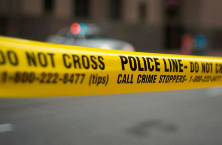 逾70歲男子駕車失控 先撞燈柱再撞牆重傷