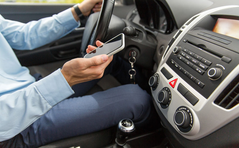 亞省騎警向5名司機發出分心駕駛罰單 因駕駛時用手機拍攝車禍照片