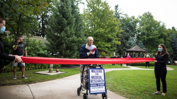 安省99歲退伍軍人步行100公里 為應對新冠疫情籌款