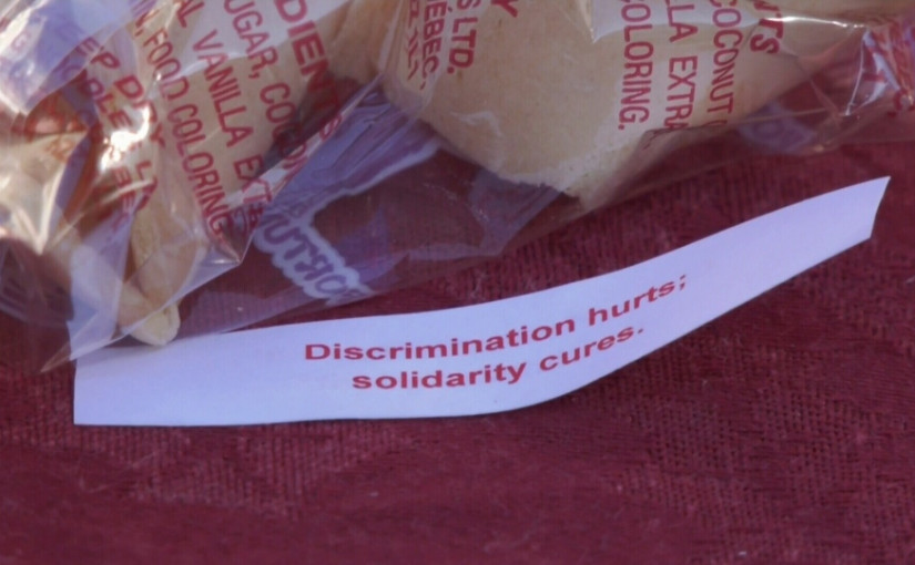 滿地可華埠中餐館派送幸運曲奇 傳遞種族包容信息