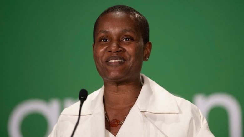 保羅當選聯邦綠黨黨領 成為加拿大首位出任聯邦政黨領袖的黑人女性