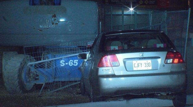 持槍嫌犯劫車逃跑撞車再逃 掏槍連射大樓終被擒