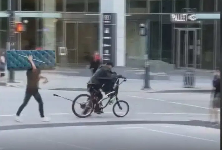 【視頻新聞】女怪客進時裝店 二話不說抬走沙發