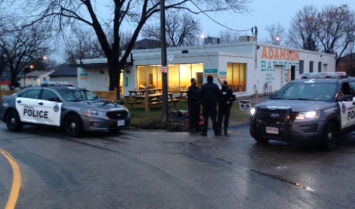 為阻Adamson Barbecue開業 警方更換餐廳門鎖兼派警員駐守