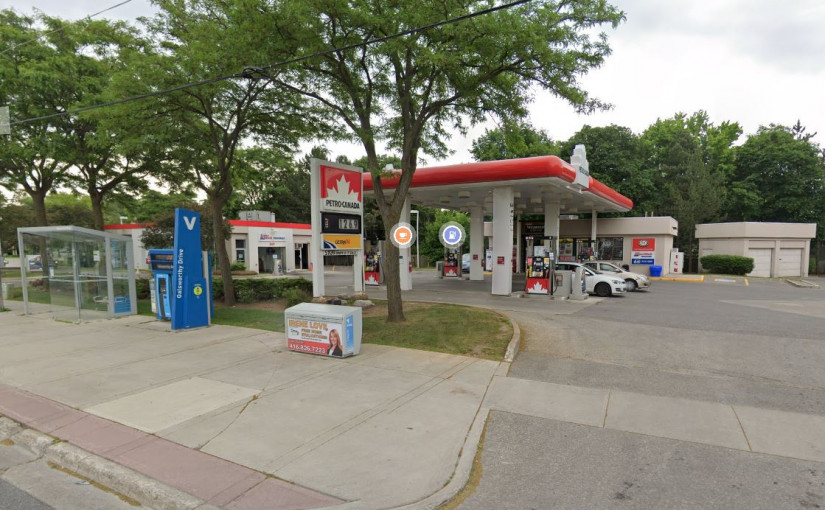 萬錦市油站遭持槍賊打劫